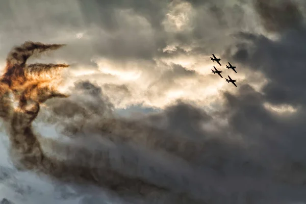 Vier Vliegtuigen Vorming Een Avondrood Een Luchtshow Presteert Boekarest International — Stockfoto