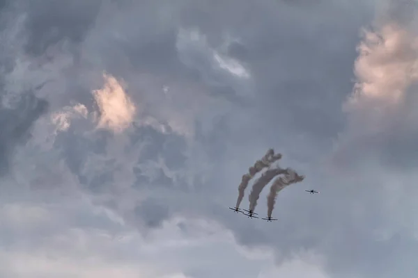 Pět Formace Letadel Obloze Při Letecké Show Provádí Bukurešť International — Stock fotografie