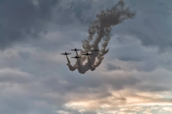 Repülőgépek Formációban Egy Napnyugtakor Egy Légi Show Végez Bukarest Nemzetközi — Stock Fotó
