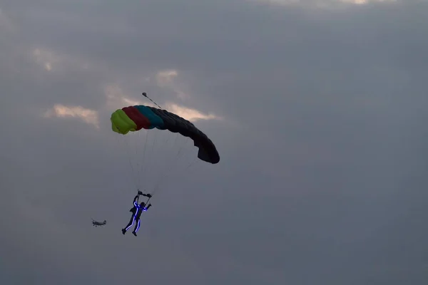 Zwei Fallschirmspringer Bei Einer Flugshow Mit Lichtern — Stockfoto