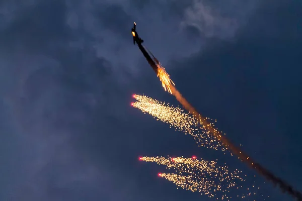 Uçak havai fişek ile bir hava gösterisi