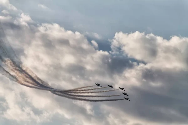 Pięć Samolotów Niebie Air Show Wykonuje Bukareszt Air Show Ogólne — Zdjęcie stockowe