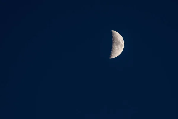 Détails Croissant Lune Sur Ciel Bleu Clair — Photo