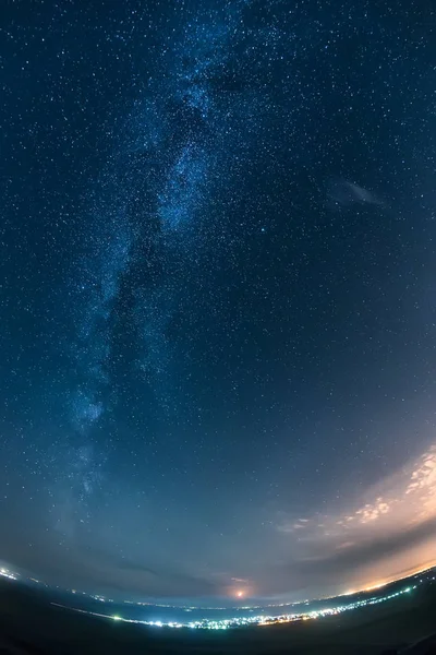 夜空和银河在 Dobrogea 的一个明亮的城市 — 图库照片