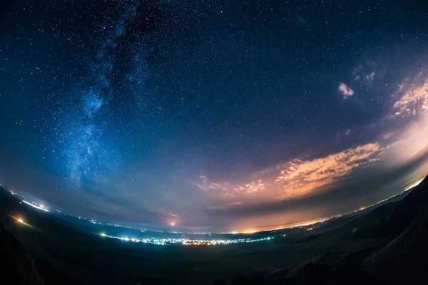 Ночное Небо Молочный Путь Над Ярким Городом Доброгея — стоковое фото