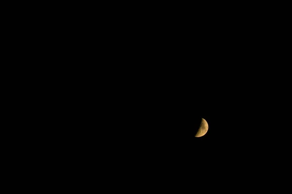 Dettagli Una Luna Crescente Cielo Scuro Luce Calda — Foto Stock
