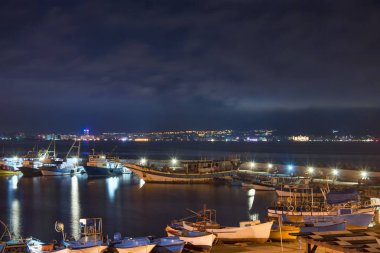 Güzel bir gece görünümü ve tekneler limanda Nessebar Old Town, Bulgaristan
