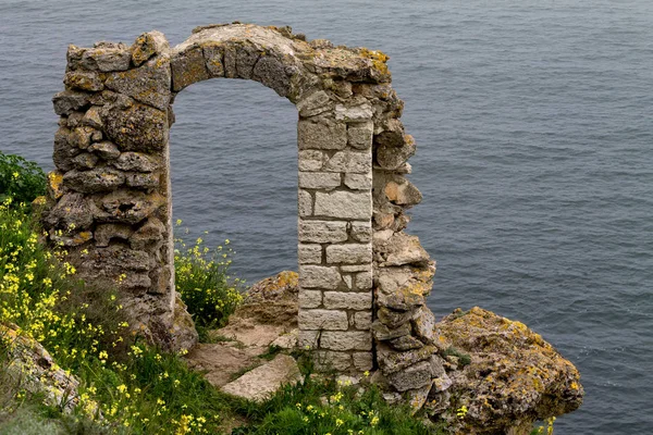 Yapılan eski kemer, taş ve sarı kır çiçekleri denize sıfır, Cape Kaliakra, Bulgaristan