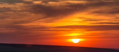 Minimalist bulutlu renkli sunset hills, Dobrogea, Romanya üzerinden