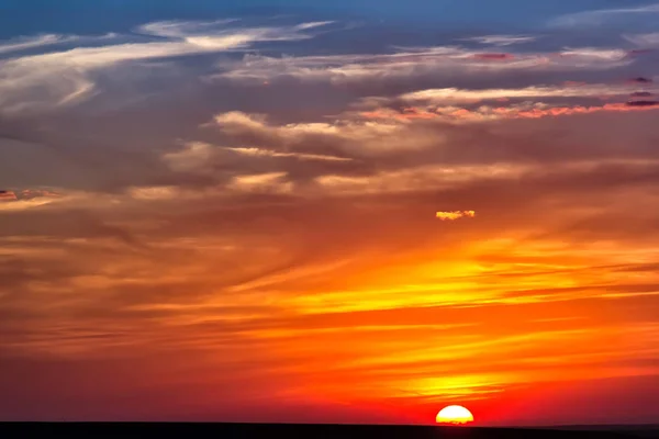 Minimalistyczne Zachmurzony Kolorowy Zachód Słońca Nad Wzgórzami Dobrudża Rumunia — Zdjęcie stockowe
