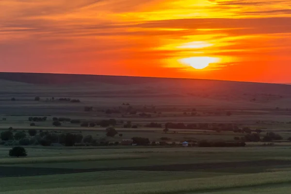 Zakalená Barevné Západ Slunce Nad Kopce Stromy Dobrudža Rumunsko — Stock fotografie