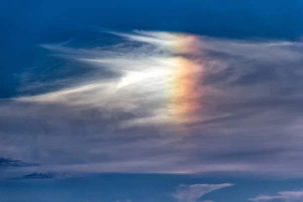 美丽的 Cloudscape 彩虹般多彩的云彩像鸟儿的形状 — 图库照片