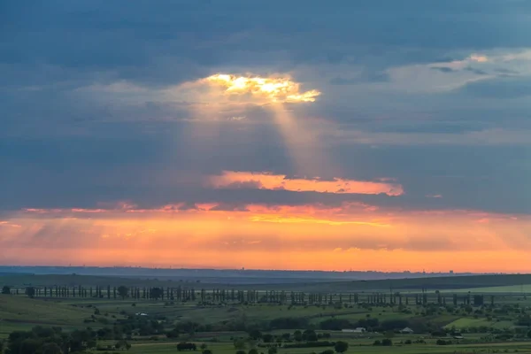Облачный Цветной Закат Над Холмами Деревьями Доброджа Румыния — стоковое фото