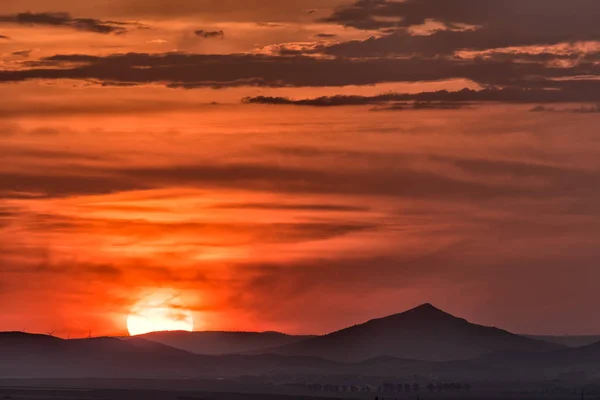 Wunderschöne Landschaft Mit Einer Großen Untergehenden Sonne Über Den Hügeln — Stockfoto