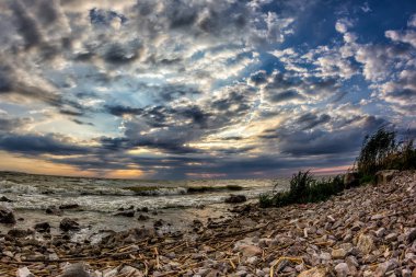 Razelm Gölü ve kıyı Sunrise bulutlar ile ışık ve su, Romanya kayalarda güzel sabah peyzaj