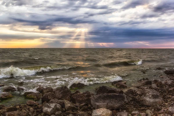 Krásné Ráno Krajina Pojmenování Jezera Sunrise Světlo Kameny Vodě Paprsky — Stock fotografie