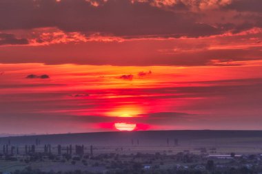 Büyük kırmızı alacakaranlık alanların Dobrogea, Romanya üzerinden ile güzel kırsal manzara