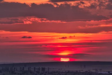 Büyük kırmızı alacakaranlık alanların Dobrogea, Romanya üzerinden ile güzel kırsal manzara