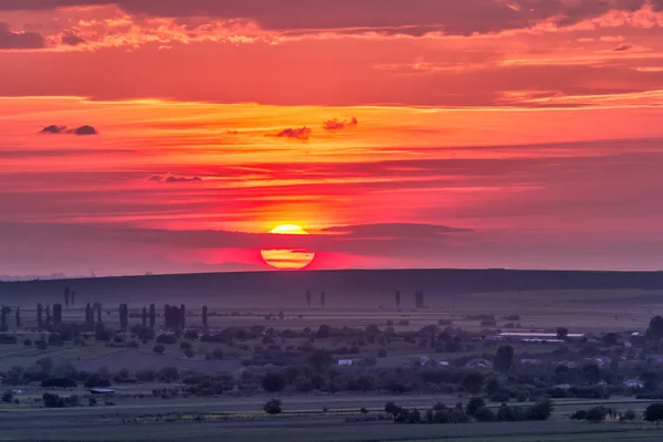 Сельский Пейзаж Большим Красным Заходящим Солнцем Над Полями Доброджа Румыния — стоковое фото