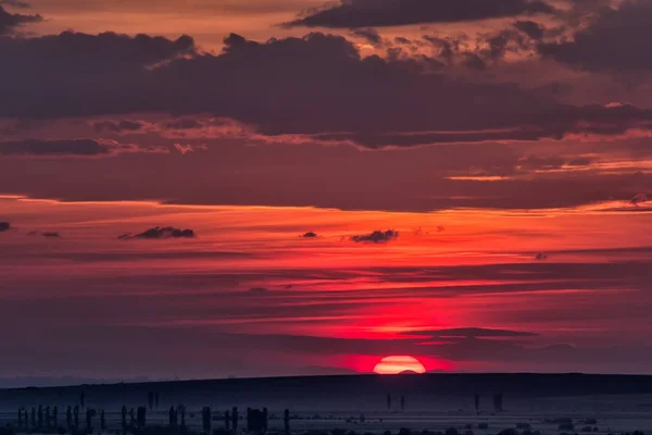 Beau Paysage Rural Avec Grand Soleil Couchant Rouge Sur Les — Photo