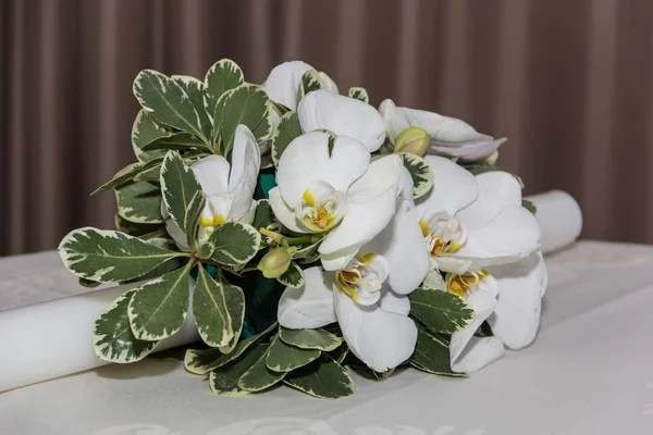 Hermoso Arreglo Orquídeas Blancas Hojas Verdes Una Vela Sobre Fondo —  Fotos de Stock