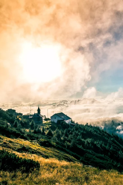 Schöne Morgenlandschaft Einer Kirche Den Bergen Mit Bäumen Und Nebel — Stockfoto
