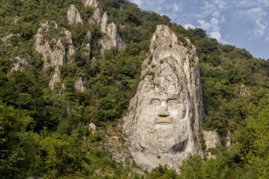 Dağlarda, Eselnita, Tuna Gorges (Cazanele Dunarii), demir kapıları Tabiat Parkı, Romanya oyulmuş kaya, Decebal baş heykel