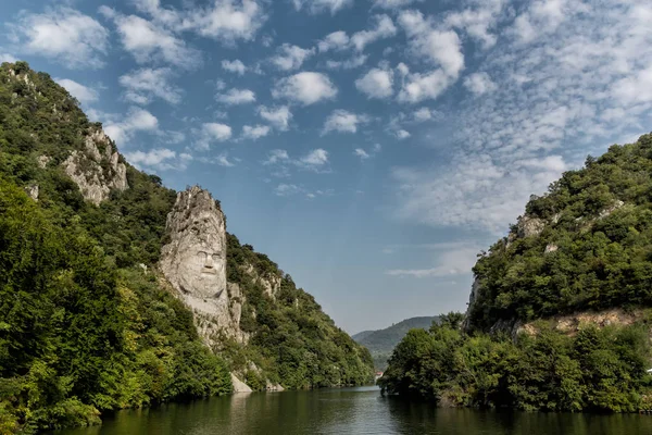 Dağlarda, Eselnita, Tuna Gorges (Cazanele Dunarii), demir kapıları Tabiat Parkı, Romanya oyulmuş kaya, Decebal baş heykel