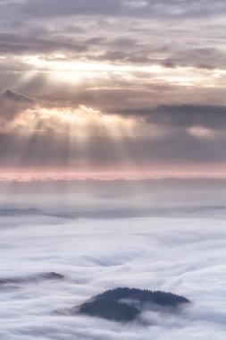 Sisli bir sabah, güzel dağ manzarası Ceahlau massif, Doğu Karpatlar, Moldova, Romanya