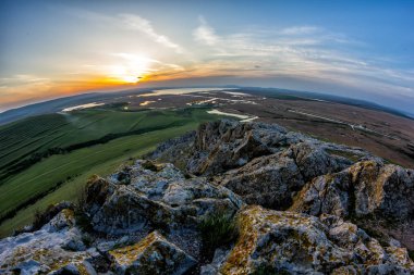  Yeşil alanlar ve su, Dobrogea, Romanya ile tepelerin üstünde bir günbatımı güzel manzara