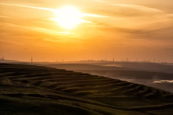 美丽的乡村景观的一个大夕阳和风力涡轮机的小山 Dobrogea 罗马尼亚 — 图库照片