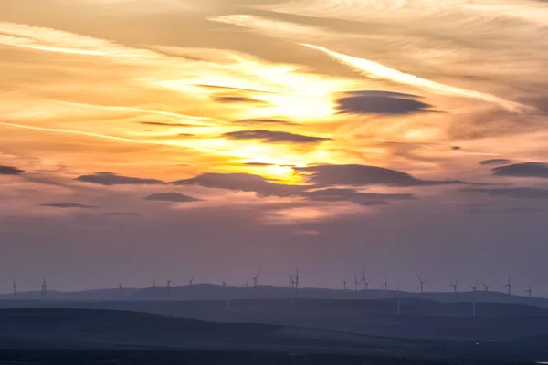 美丽的日落在山上与风力涡轮机 Dobrogea 罗马尼亚 — 图库照片