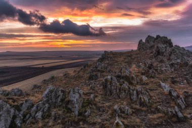 Günbatımında Dobrogea, Romanya dramatik bulutlar ile güzel kırsal manzara