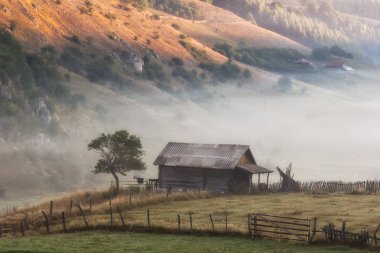 Güzel kırsal dağ manzarası puslu sabah, Fundatura Ponorului, Hunedoara County, Romanya