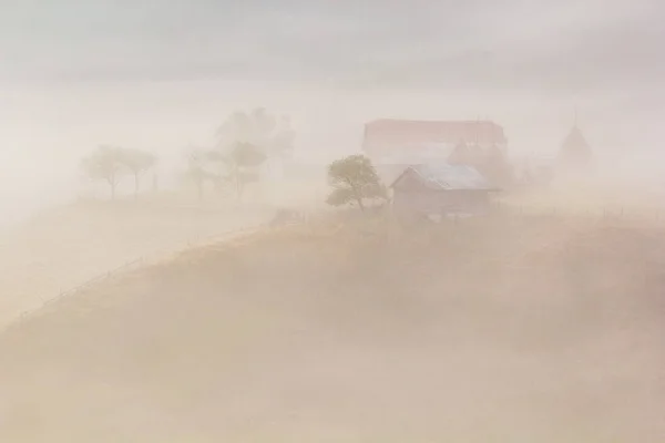 Güzel kırsal dağ manzarası puslu sabah, Fundatura Ponorului, Hunedoara County, Romanya