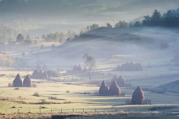 Schöne Ländliche Berglandschaft Sonnenaufgangslicht Mit Morgennebel Fundatura Ponorului Hunedoara County — Stockfoto