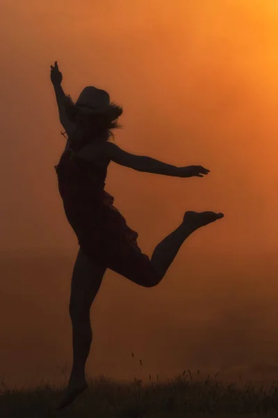 Силуэт Красивой Молодой Девушки Прыгающей Лучах Заката — стоковое фото