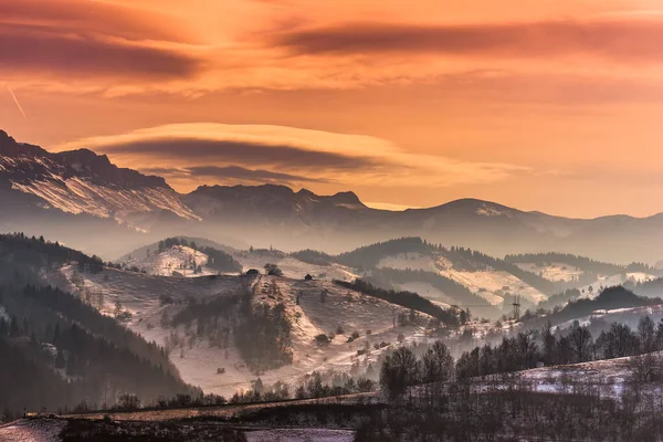 Όμορφο Χειμερινό Τοπίο Στα Βουνά Φακοειδή Σύννεφα Και Χιόνι Στο — Φωτογραφία Αρχείου
