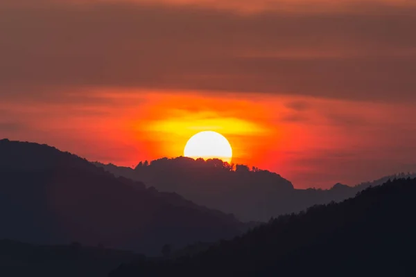 Bela Paisagem Grande Pôr Sol Sobre Silhueta Das Montanhas Salciua — Fotografia de Stock