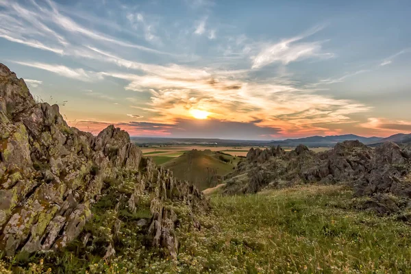 Bela Paisagem Céu Colorido Por Sol Acima Montanhas Rochosas Dobrogea — Fotografia de Stock
