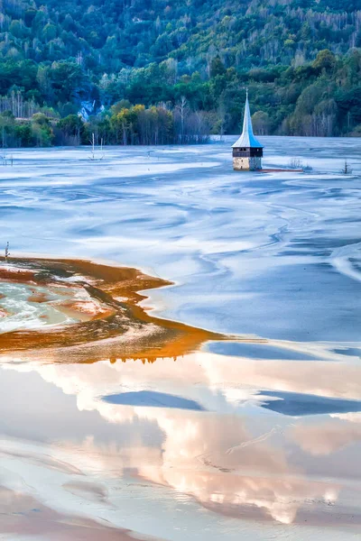 Красочный Пейзаж Затопленной Церкви Токсичном Загрязненном Озере Добычи Меди Деревня — стоковое фото