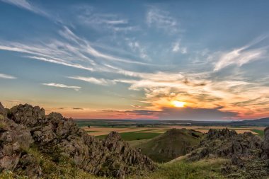 Romanya 'nın Dobrogea kentindeki kayalık dağların üzerinde gün batımının güzel manzarası