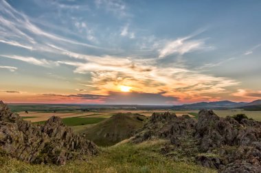 Romanya 'nın Dobrogea kentindeki kayalık dağların üzerinde gün batımının güzel manzarası