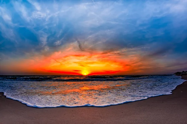 해변을 파도와 레이스 모양의 아침해뜨는 바다의 아름다운 루마니아 — 스톡 사진