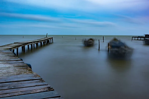 Schöne Morgenlandschaft Mit Booten Auf Dem See Bei Sonnenaufgang Der — Stockfoto