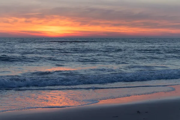 美丽多彩的落日的天空笼罩着北海 — 图库照片