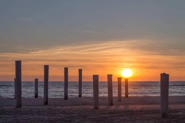 Holzstapel Einem Leeren Strand Und Ein Schöner Sonnenuntergang Über Dem — Stockfoto