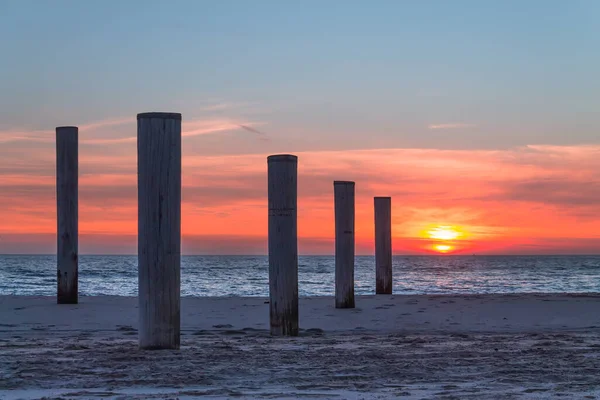 Montones Madera Una Playa Vacía Hermoso Cielo Atardecer Sobre Mar — Foto de Stock