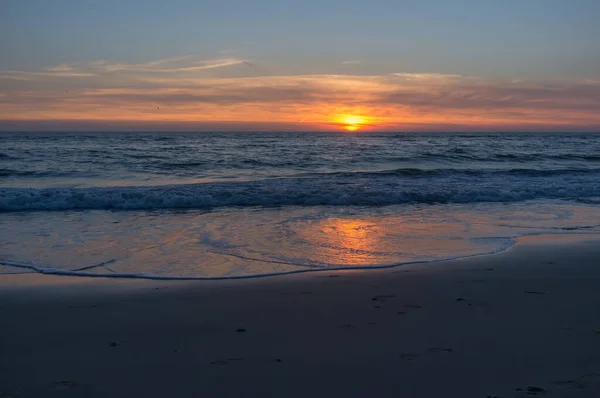 美丽多彩的落日的天空笼罩着北海 — 图库照片