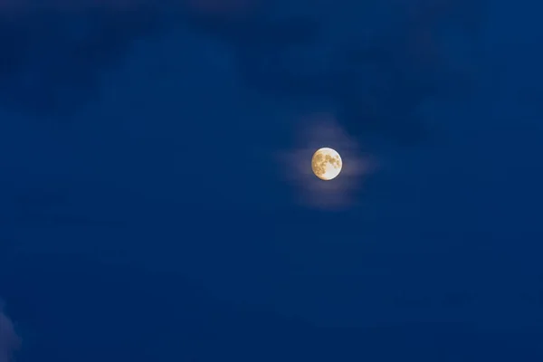 Gyönyörű Hold Részletekkel Kék Esti Égbolton Románia — Stock Fotó